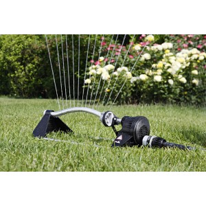 Irrigatore di superficie in azione: Irrigazione con l'irrigatore da giardino t.b.t. su prato.