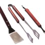 Set accessori barbecue: spatola, pinza e forchettone con manici in legno.
