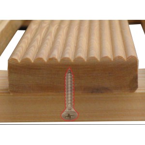 Dettaglio di una vite in una tavola di legno. Accessori per docce.