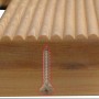Dettaglio di una vite in una tavola di legno. Accessori per docce.