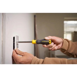 Mano avvita presa con cacciavite giallo e nero.