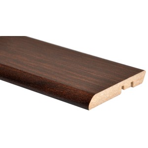 Dettaglio di un battiscopa t.b.t. marrone scuro.