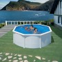 Piscina rotonda Gre Fidji con pareti in acciaio, bianca, Ø 350 cm x 120 cm, con persone che nuotano.