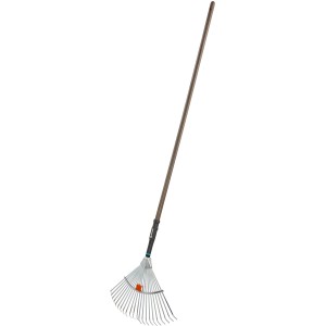 Rastrello per foglie con manico in legno per giardinaggio.