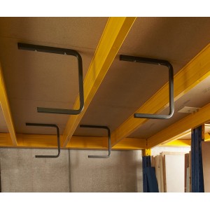 Diversi ganci a muro t.b.t. fissati a una struttura di scaffalatura gialla.