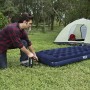 Letto per ospiti Bestway Classic, blu, con persona che lo gonfia davanti alla tenda. Campeggio e accessori.