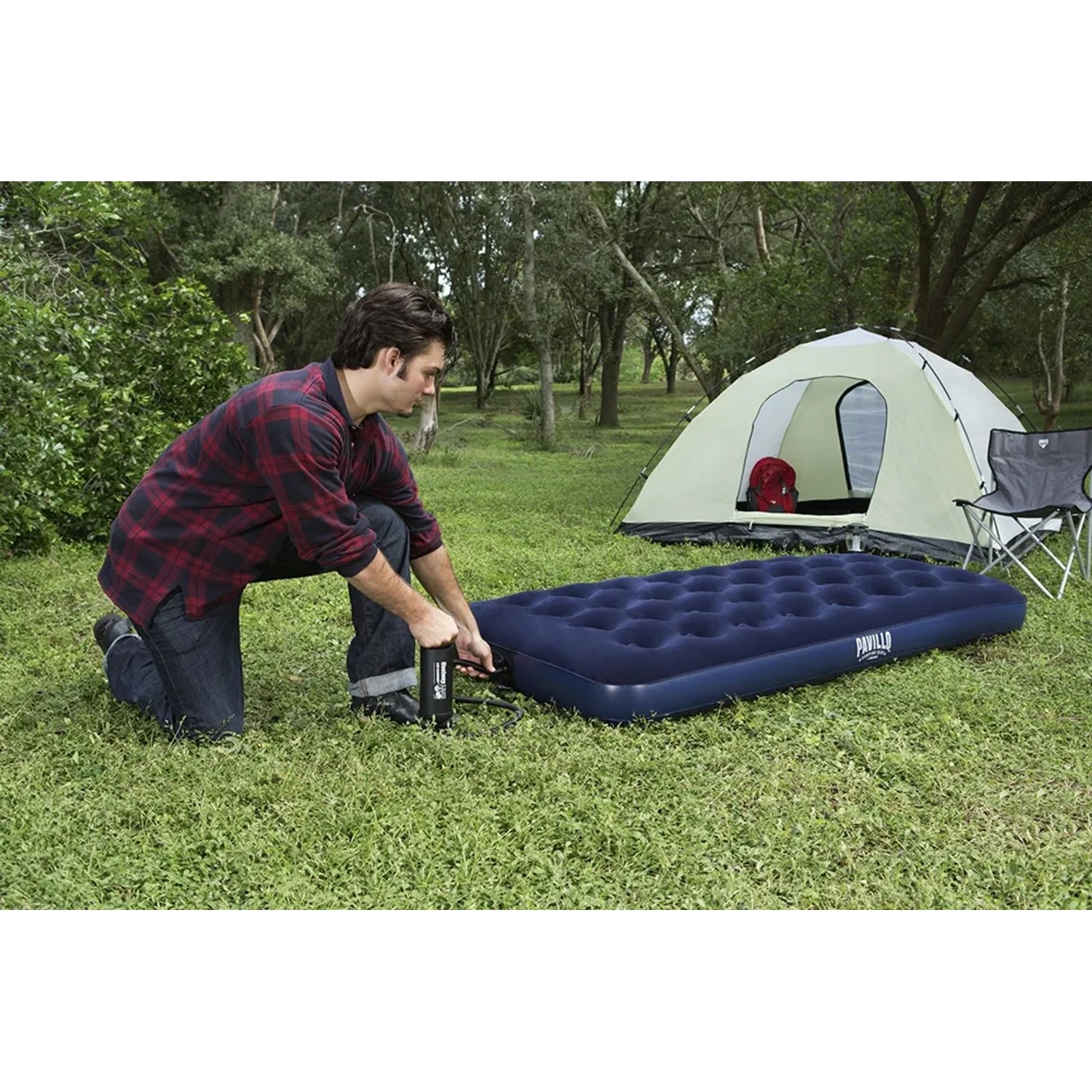 Letto per ospiti Bestway Classic, blu, con persona che lo gonfia davanti alla tenda. Campeggio e accessori.