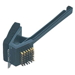 Spazzola per barbecue con raschietto e spugna per pulire le griglie.