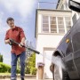 Uomo pulisce l'auto con idropulitrice. Ideale per giardino e cortile.