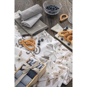 Set di biancheria da tavola con motivo floreale e tovaglioli nei toni del grigio e del blu.