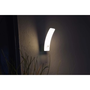 Moderna applique LED da esterno curva montata su una parete.
