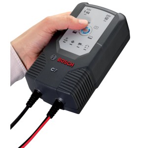 Caricabatterie Bosch C7 per batterie auto 12V/24V in azione.