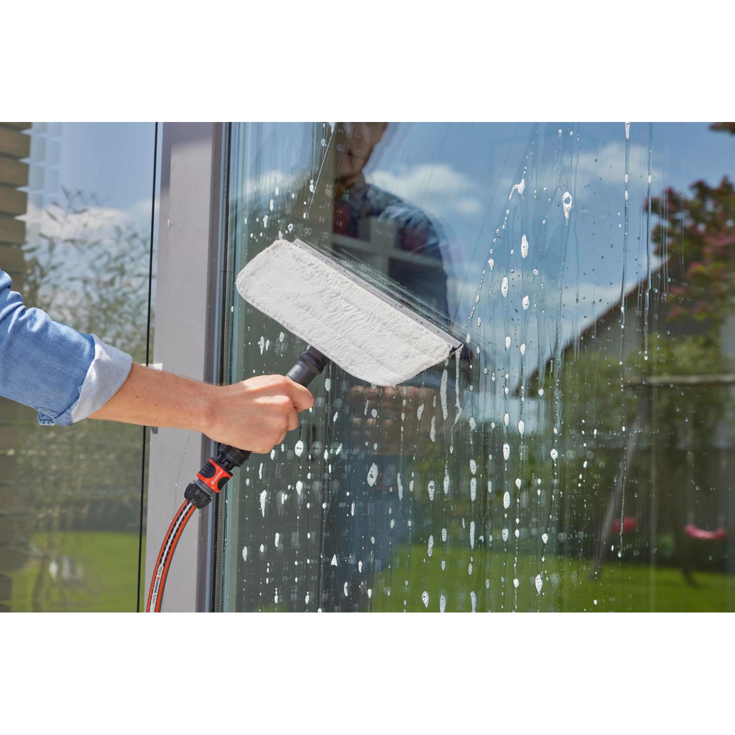 Gardena Cleansystem lavavetri con panno in microfibra e tergivetro in uso.