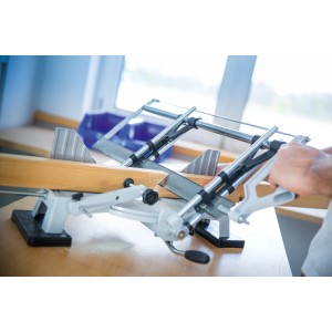 Sega per troncatrice LUX Comfort 60 cm mentre taglia un pezzo di legno.