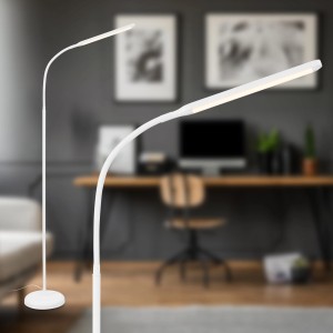 Lampada da terra a LED Brilo Mura bianca con dimmer touch e testa orientabile in soggiorno.