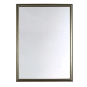 Specchio da parete rettangolare con cornice argentata.