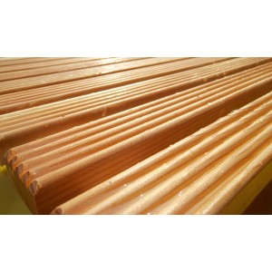 Griglia doccia in legno, accessorio. Listelli in legno chiaro, leggermente umidi.