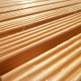 Griglia doccia in legno, accessorio. Listelli in legno chiaro, leggermente umidi.
