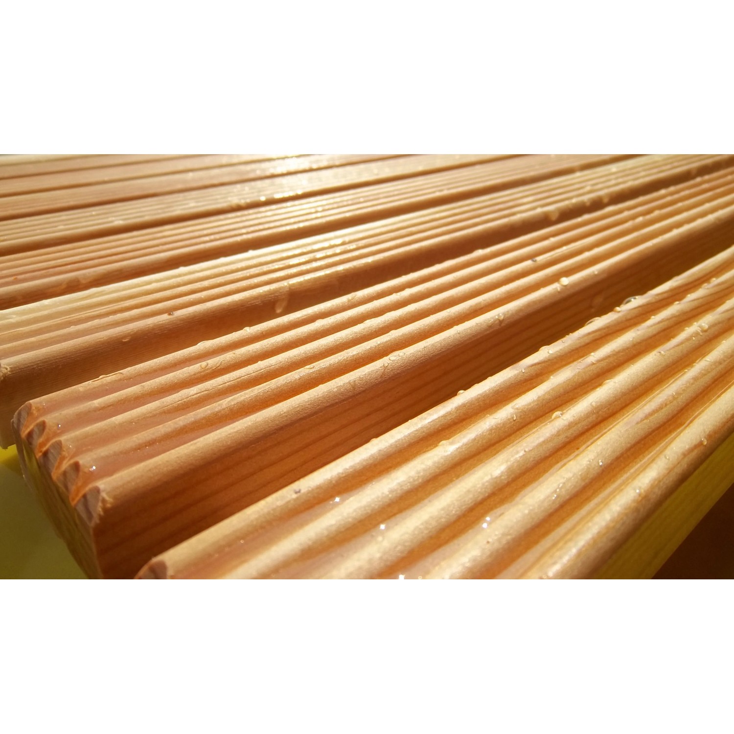 Griglia doccia in legno, accessorio. Listelli in legno chiaro, leggermente umidi.