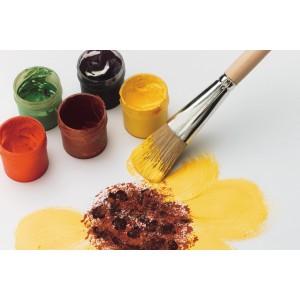 Pennello per ritocchi LUX misura 5 con barattoli di vernice e macchie di vernice in giallo e marrone.