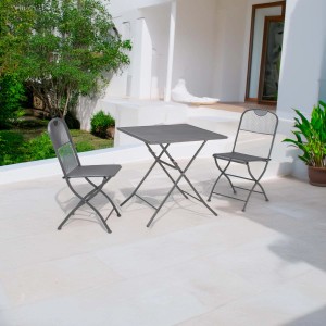 Set di mobili da giardino grigio con tavolo e due sedie su un patio.