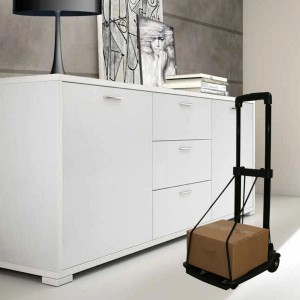 t.b.t. carrello portapacchi con scatola davanti a credenza bianca.