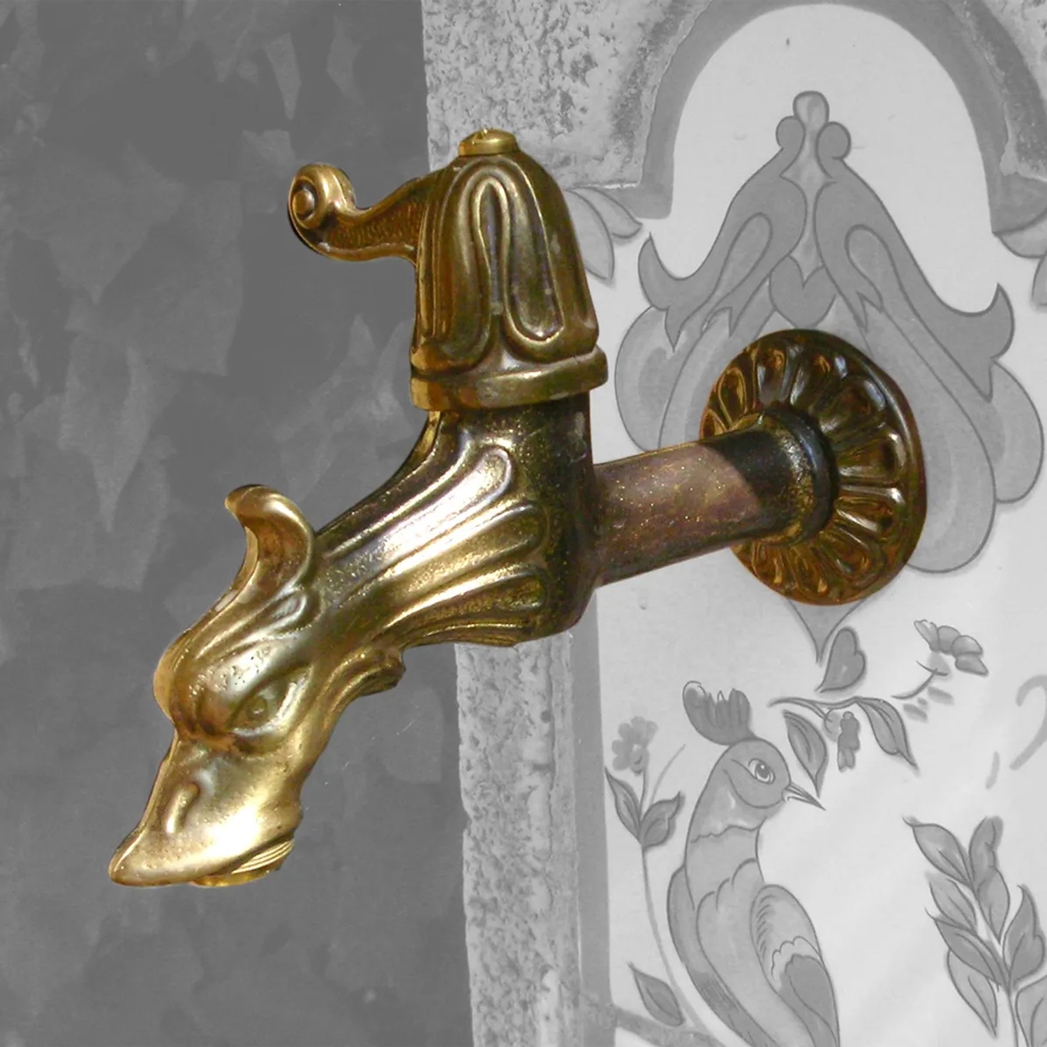 Rubinetto color ottone a forma di drago per fontane da giardino.