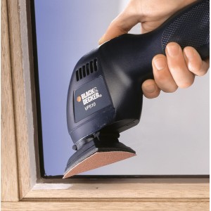 Tampone abrasivo LUX K60 per Black+Decker Versaschleifer durante la levigatura di una finestra in legno.