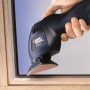 Tampone abrasivo LUX K60 per Black+Decker Versaschleifer durante la levigatura di una finestra in legno.