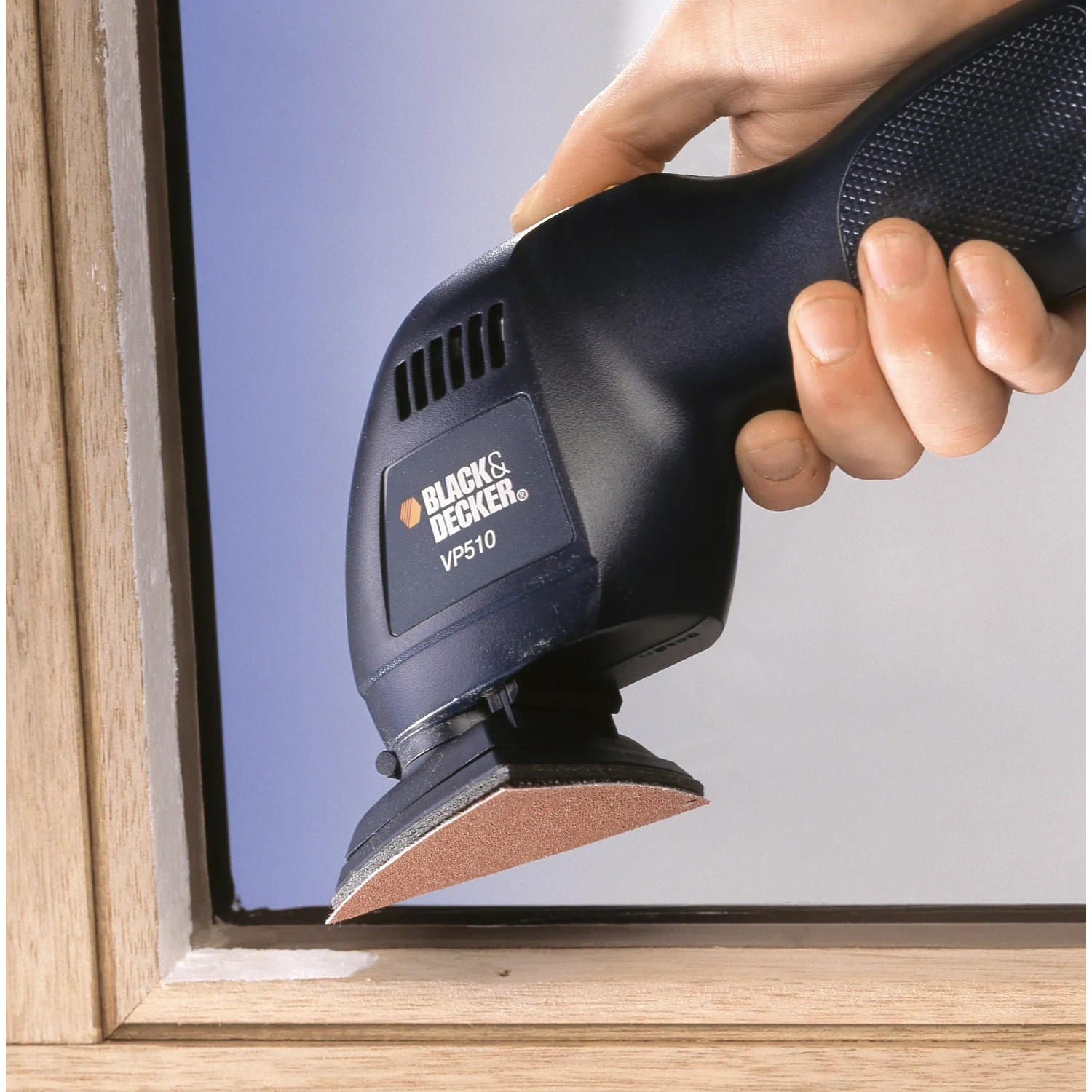 Tampone abrasivo LUX K60 per Black+Decker Versaschleifer durante la levigatura di una finestra in legno.