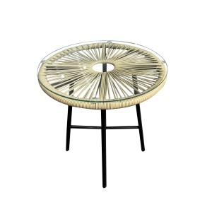 Tavolo da giardino rotondo t.b.t. con piano in vetro e bordo intrecciato su telaio in metallo nero.
