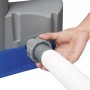 Pompa filtro Bestway Flowclear 5.678 l/h durante il collegamento del tubo.