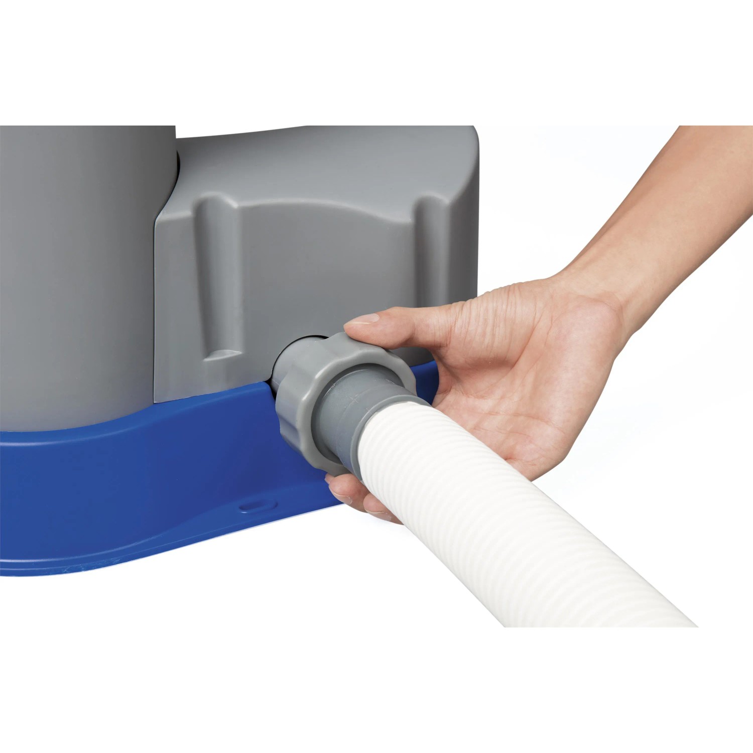 Pompa filtro Bestway Flowclear 5.678 l/h durante il collegamento del tubo.