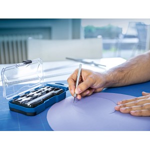 Set di coltelli di precisione LUX Classic, 10 pezzi in scatola di plastica, in uso per tagliare la carta.