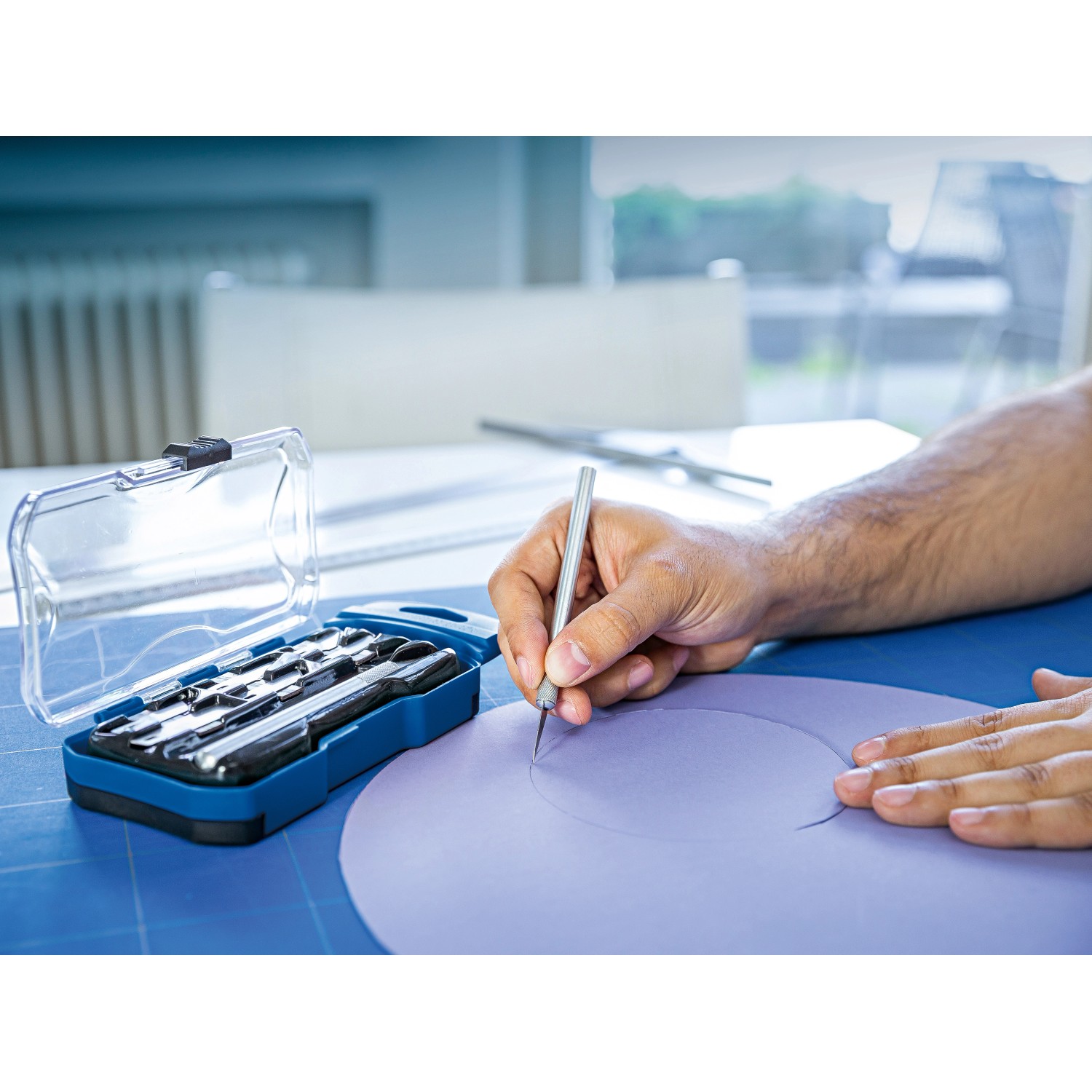 Set di coltelli di precisione LUX Classic, 10 pezzi in scatola di plastica, in uso per tagliare la carta.