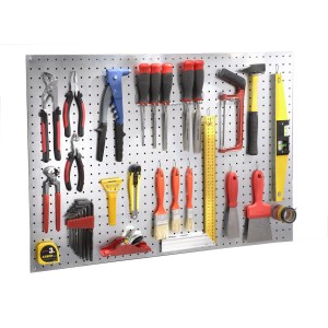 Pannello forato: parete attrezzata con utensili come martello, cacciaviti, pinze e pennelli.