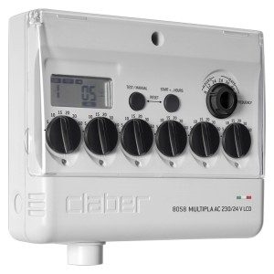 Centralina/programmatore per irrigazione Claber bianca con display LCD e manopole.