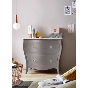 Cassettiera grigia con due cassetti e piano bianco come decorazione murale.