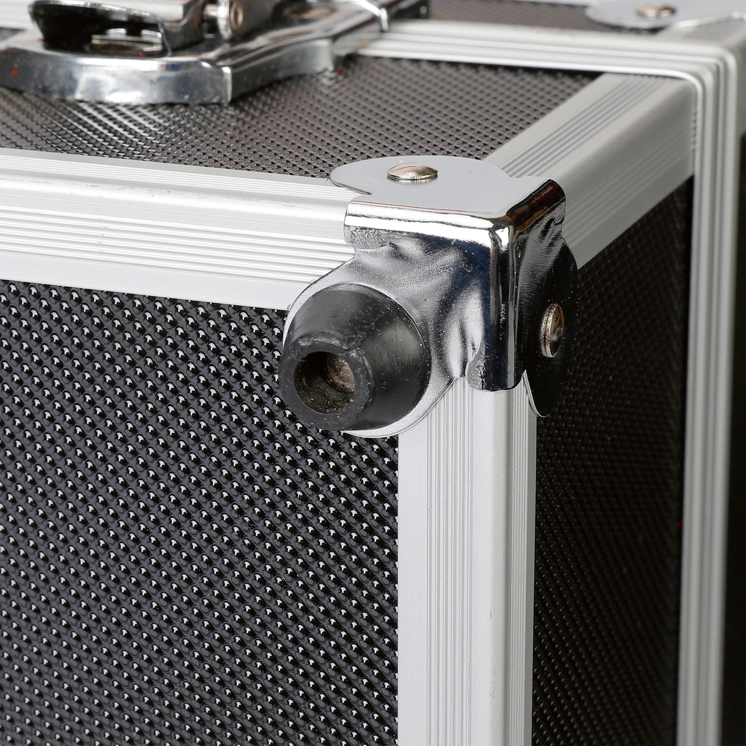 Dettaglio: Valigetta porta attrezzi LUX AKW 130 con telaio in alluminio, angoli in metallo e piedino in gomma.