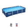 Piscina fuori terra rettangolare con telaio in acciaio, telo blu e pompa filtro.