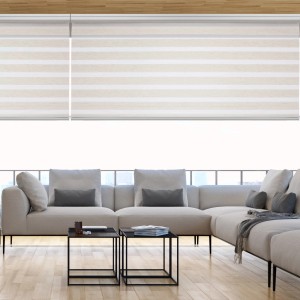 t.b.t. tenda a rullo, beige a righe, in soggiorno con divano e tavolo.