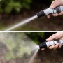 Acqua spruzzata da un raccordo per irrigazione t.b.t. per tubi da giardino.