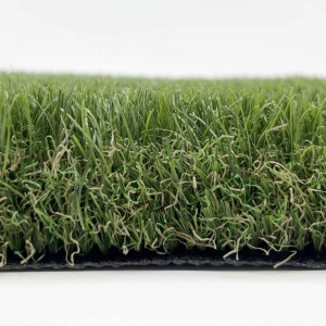 Primo piano di erba sintetica t.b.t. con fili verdi.