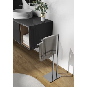 Portasciugamani freestanding cromato con asciugamani in bagno moderno.