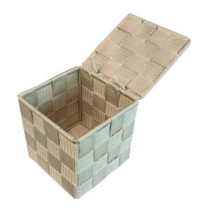 Organizer intrecciato con coperchio per armadio.