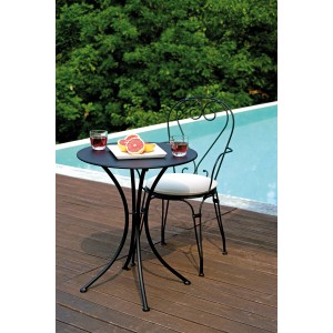 Tavolo da giardino nero con sedia, bevande e pompelmo a bordo piscina.