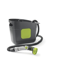 Avvolgitubo grigio con dettagli verdi e pistola a spruzzo per irrigazione giardino.