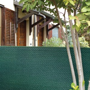 Frangivista verde 't.b.t.' in giardino, recinzione in rete metallica come arelle, per privacy e protezione dal vento.