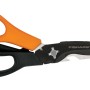 Forbici Fiskars con lama nera e manico arancione. Attrezzo da taglio.