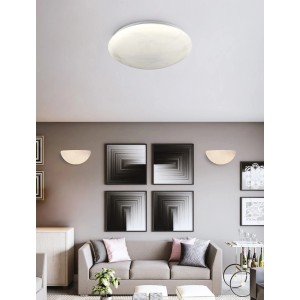 Applique LED t.b.t. bianca e rotonda a soffitto in soggiorno.